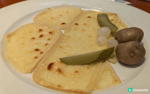 香港正宗瑞士芝士火鍋，店鋪內有瑞士白小屋同掛了不少瑞士特式章...