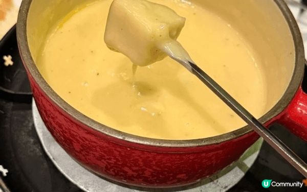 香港正宗瑞士芝士火鍋，店鋪內有瑞士白小屋同掛了不少瑞士特式章...