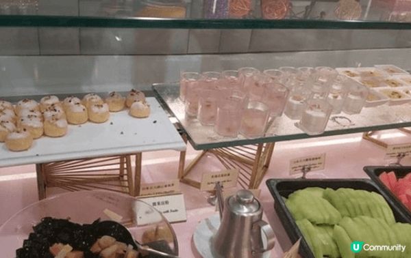 熱食種類數量適中，甜品選擇多，味道不錯。餐廳環境幾好，有服務...