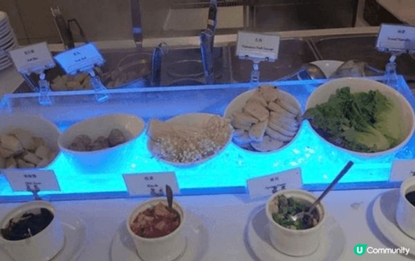 熱食種類數量適中，甜品選擇多，味道不錯。餐廳環境幾好，有服務...