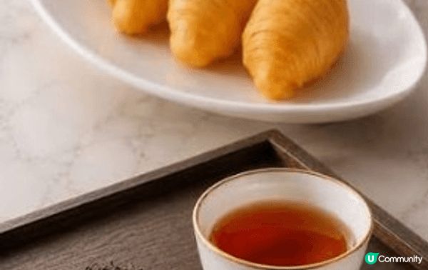 利苑用餐真的很有儀式感！我先被精緻點心吸引：造型可愛、外皮細...