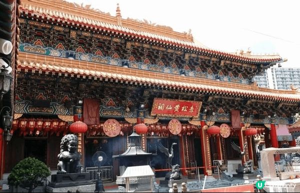 馬年將至，大本型巨型馬狀裝置。新年必到黄大仙祠插頭柱香及鳴鐘...