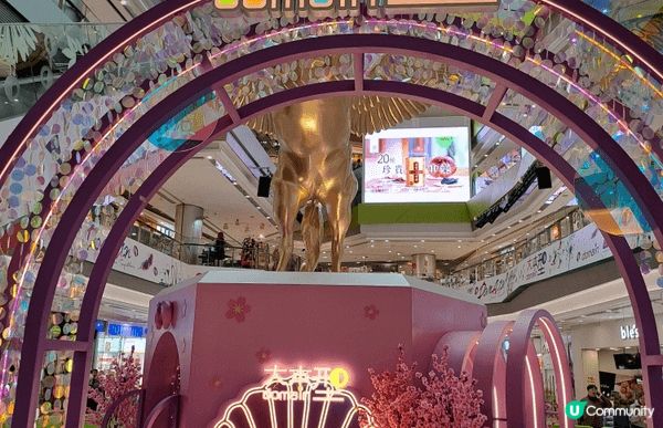 馬年將至，大本型巨型馬狀裝置。新年必到黄大仙祠插頭柱香及鳴鐘...