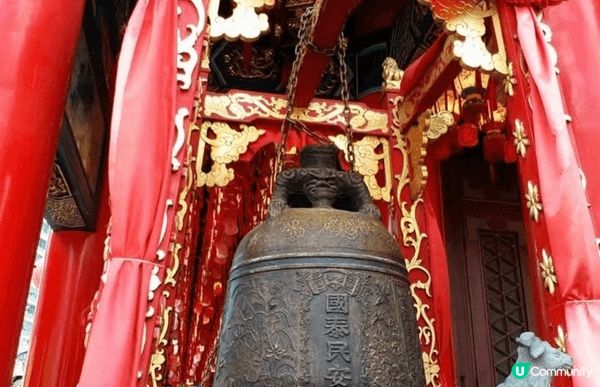 馬年將至，大本型巨型馬狀裝置。新年必到黄大仙祠插頭柱香及鳴鐘...