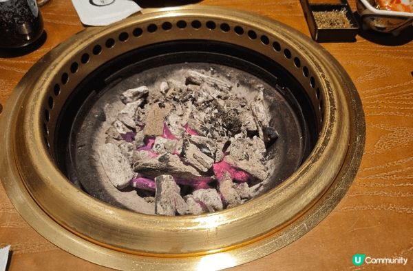 在深圳南山的漁火.ISARIB 炭火烤肉店食真炭火燒肉，店員...