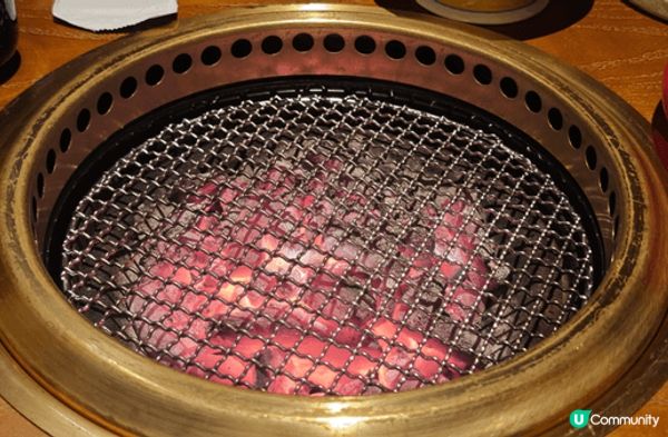 在深圳南山的漁火.ISARIB 炭火烤肉店食真炭火燒肉，店員...