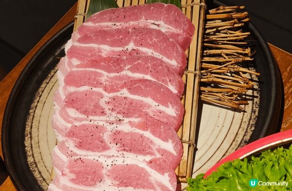 在深圳南山的漁火.ISARIB 炭火烤肉店食真炭火燒肉，店員...