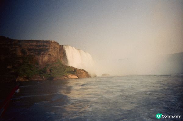 這張旅行打卡相拍攝於壯麗的瀑布前，水勢磅礴、景色震撼，四周自...