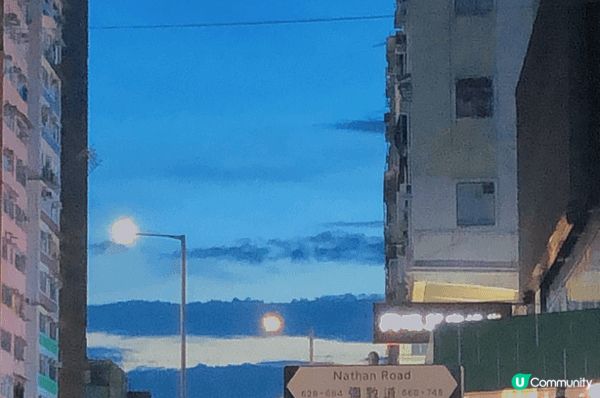 這次走訪香港多個街頭景點，有熱鬧廟街、維港靚夜景，也品嘗特色...