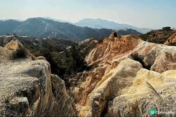 要睇高山低谷，其實唔一定要去美國。位於屯門嘅菠蘿山有「港版大...