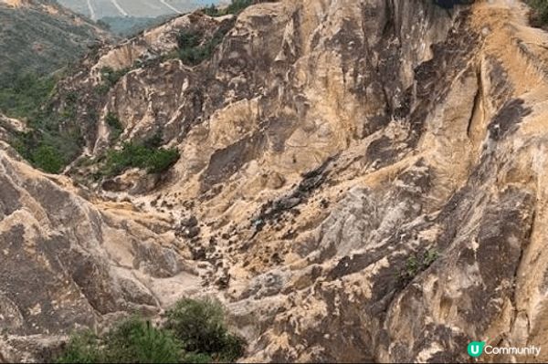 要睇高山低谷，其實唔一定要去美國。位於屯門嘅菠蘿山有「港版大...