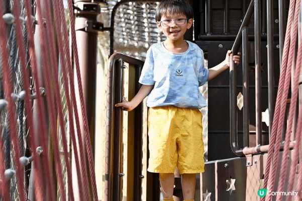 記錄了孩子成長中的不同時刻：與小狗同行、近距離接觸動物、在遊...