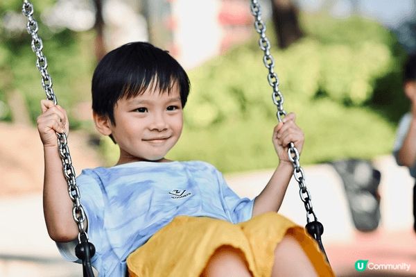 記錄了孩子成長中的不同時刻：與小狗同行、近距離接觸動物、在遊...