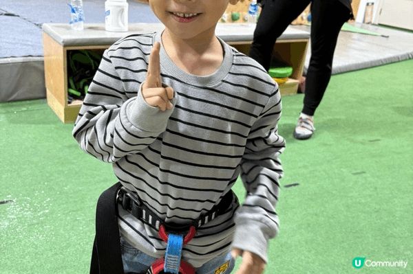 記錄了孩子成長中的不同時刻：與小狗同行、近距離接觸動物、在遊...