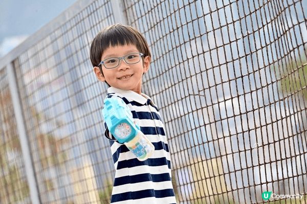 記錄了孩子成長中的不同時刻：與小狗同行、近距離接觸動物、在遊...