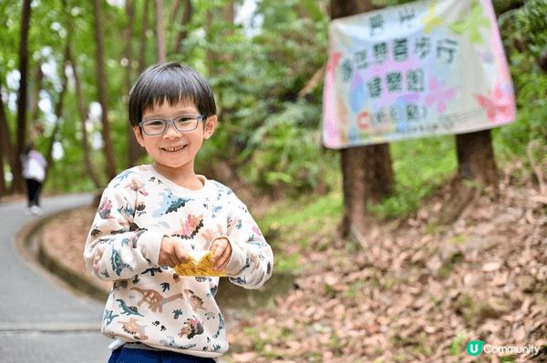 記錄了孩子成長中的不同時刻：與小狗同行、近距離接觸動物、在遊...