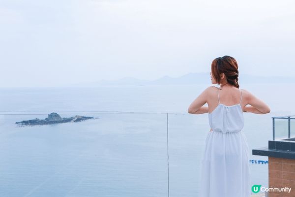 蜜悅•深圳藍白聖島懸崖泡池美宿位於深圳大鵬半島，酒店設計上跟...