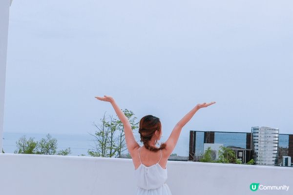 蜜悅•深圳藍白聖島懸崖泡池美宿位於深圳大鵬半島，酒店設計上跟...