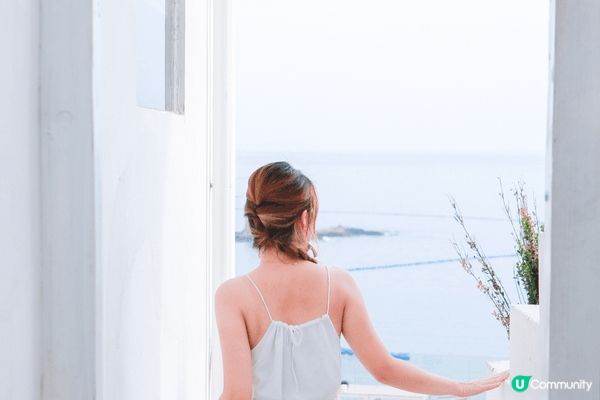 蜜悅•深圳藍白聖島懸崖泡池美宿位於深圳大鵬半島，酒店設計上跟...