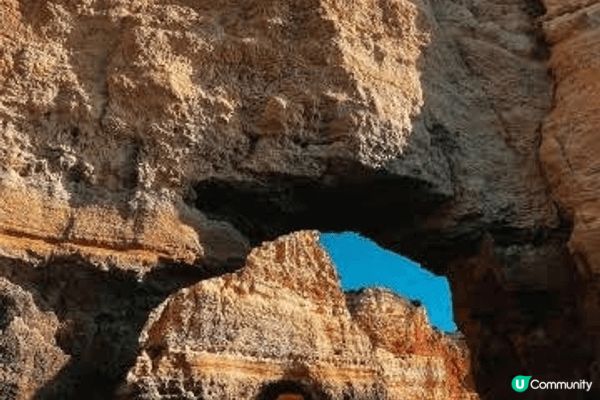 葡萄牙卡米路海灘的岩石峭壁在海浪的拍打下形成一個個拱門，只需...