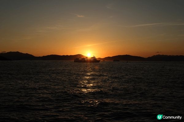 位於港島堅尼地城海傍，船隻配上美麗的日落，一張美麗的構圖就形...
