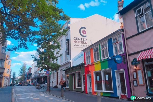 蒙古國草原上的蒙古包和金牛。