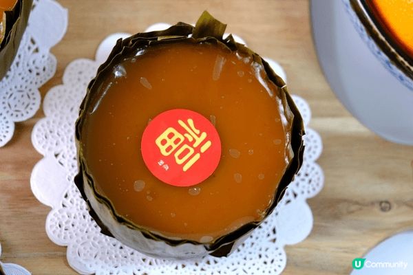 新年快樂！圖中有充滿節日氣氛的賀年食品：紅棗年糕杯子蛋糕、香...