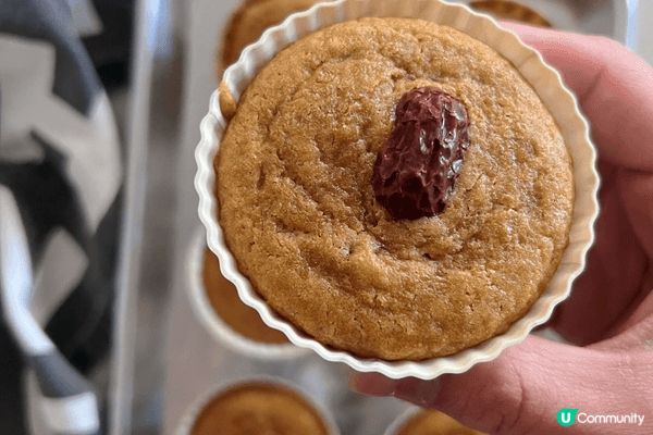 新年快樂！圖中有充滿節日氣氛的賀年食品：紅棗年糕杯子蛋糕、香...