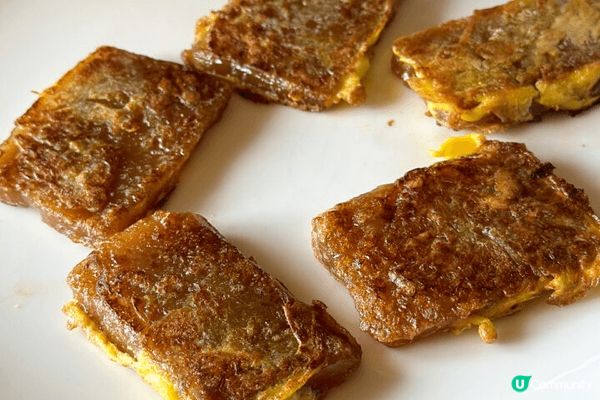 新年快樂！圖中有充滿節日氣氛的賀年食品：紅棗年糕杯子蛋糕、香...