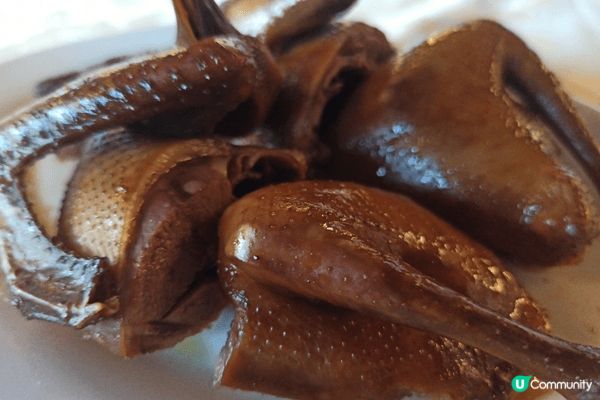 龍華酒店：以《沙田三寶（紅燒乳鴿、明火雞粥、山水豆腐花）》，...