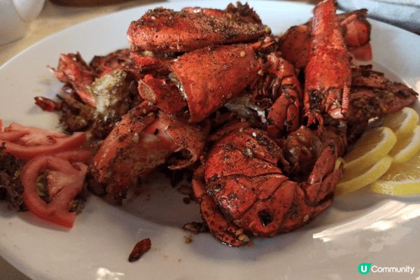 龍華酒店：以《沙田三寶（紅燒乳鴿、明火雞粥、山水豆腐花）》，...