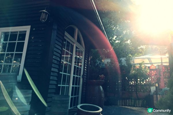 龍華酒店：以《沙田三寶（紅燒乳鴿、明火雞粥、山水豆腐花）》，...