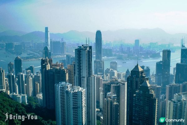 百年歷史的山頂纜車，以接近45度的傾斜角度一路攀升至海拔55...