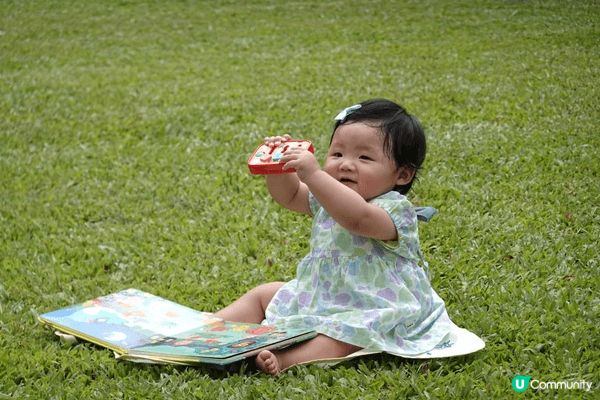 親子好去處就是帶小朋友去公園跑跳散步，再一起去游泳池玩水消暑...