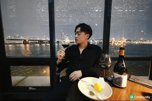 去到韓國首爾慶祝🍾生日，望住漢江食飯飲紅酒，仲有現場音樂伴奏...