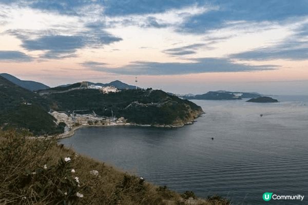 我會推介玉桂山，玉桂山山頂嘅空地廣闊，景觀開揚，可以對望海洋...