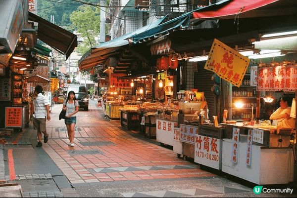 天燈夜景夜晚全街燈亮起老街紅燈籠為整個街道增添了一層神秘的氛...