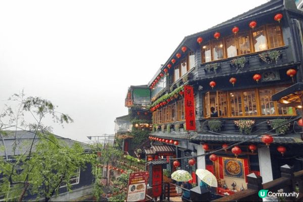 天燈夜景夜晚全街燈亮起老街紅燈籠為整個街道增添了一層神秘的氛...