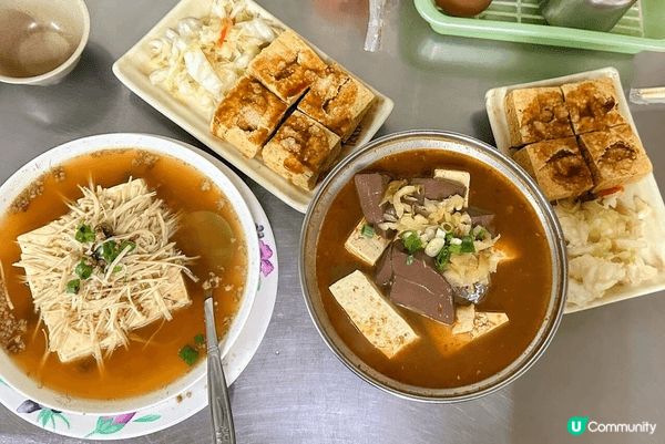 台灣宜蘭風景羅東林業文化園區的綠色火車和各種美食例如肉羹麵和...