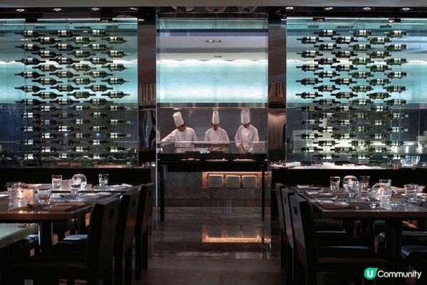位於香港麗晶酒店（Regent Hong Kong）的港畔餐...