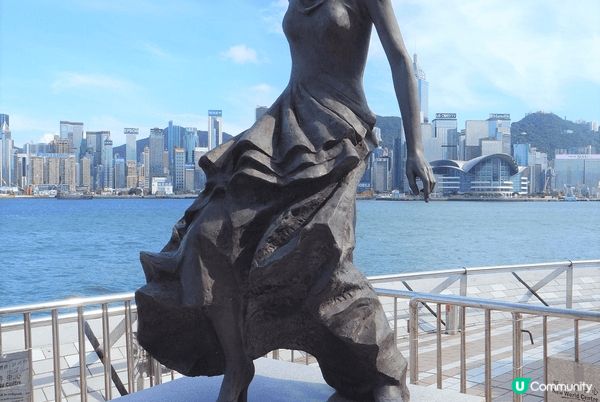 尖沙咀星光大道經改建後，新增多個設施，全新的波浪形欄河、臨海...