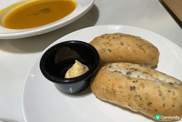 假日同朋友黎旺角食西餐，餐廳環境好有情調❤️，空間感十足