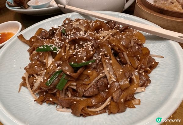 燒乳鴿鮮嫩，炒牛河爽口。