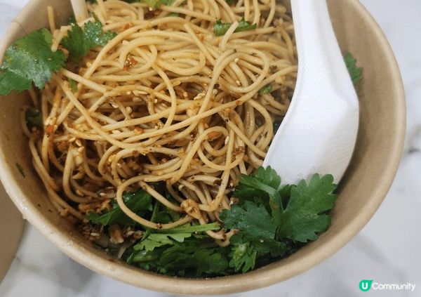 麻辣雲吞，肥腸酸辣粉，涼麵，每次路過太子必食～！。