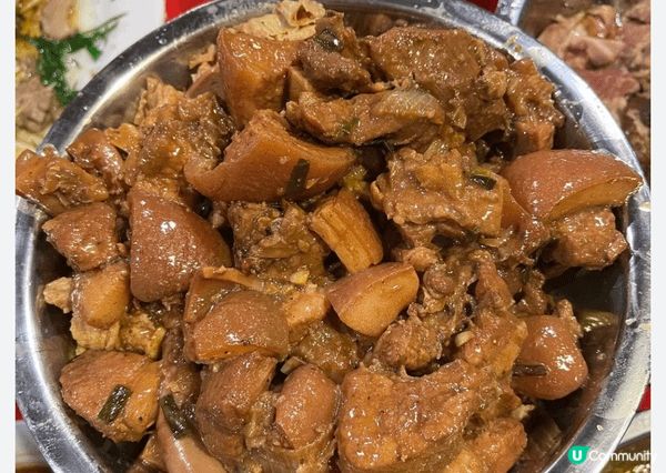 每一年必食嘅盆菜，豐富嘅材料同味道，一家人一齊分享新年嘅快樂...