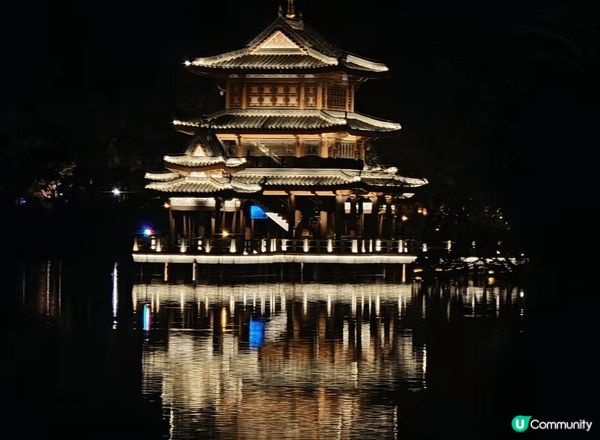 第一张是内蒙古呼伦贝尔草原，第二张是惠州西湖晚上的风景，不同...