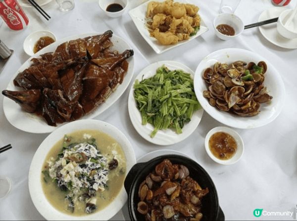 三張圖片分別是西餐，中餐及火鍋，三款美食都是港人喜愛的，所以...