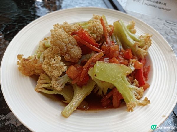 五指毛桃燉湯好喝，番茄炒椰菜花味道家常，餃子軟糯且餡料豐富，...
