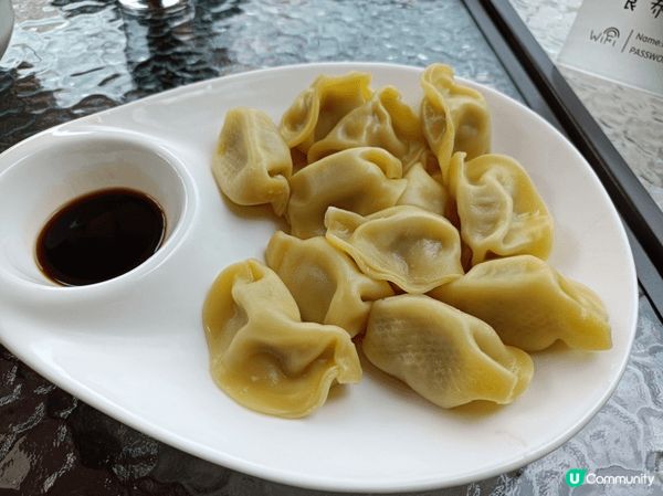五指毛桃燉湯好喝，番茄炒椰菜花味道家常，餃子軟糯且餡料豐富，...