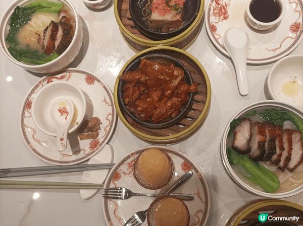 過年唔少得依去飲茶，一家人當然齊齊整整一起食團年飯